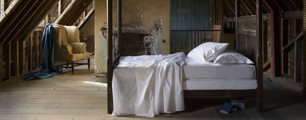weiße Baumwoll- Bettwäsche mit goldenen Verzierungen exklusiv von der Linen Lounge