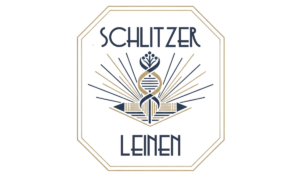 Logo im Art-Déco-Stil mit dem Schriftzug Schlitzer Leinen über und unter einem stilisierten Textildesign, strahlenförmigen Linien und geometrischen Mustern in Marineblau und Gold, umrahmt von einem achteckigen Rahmen.