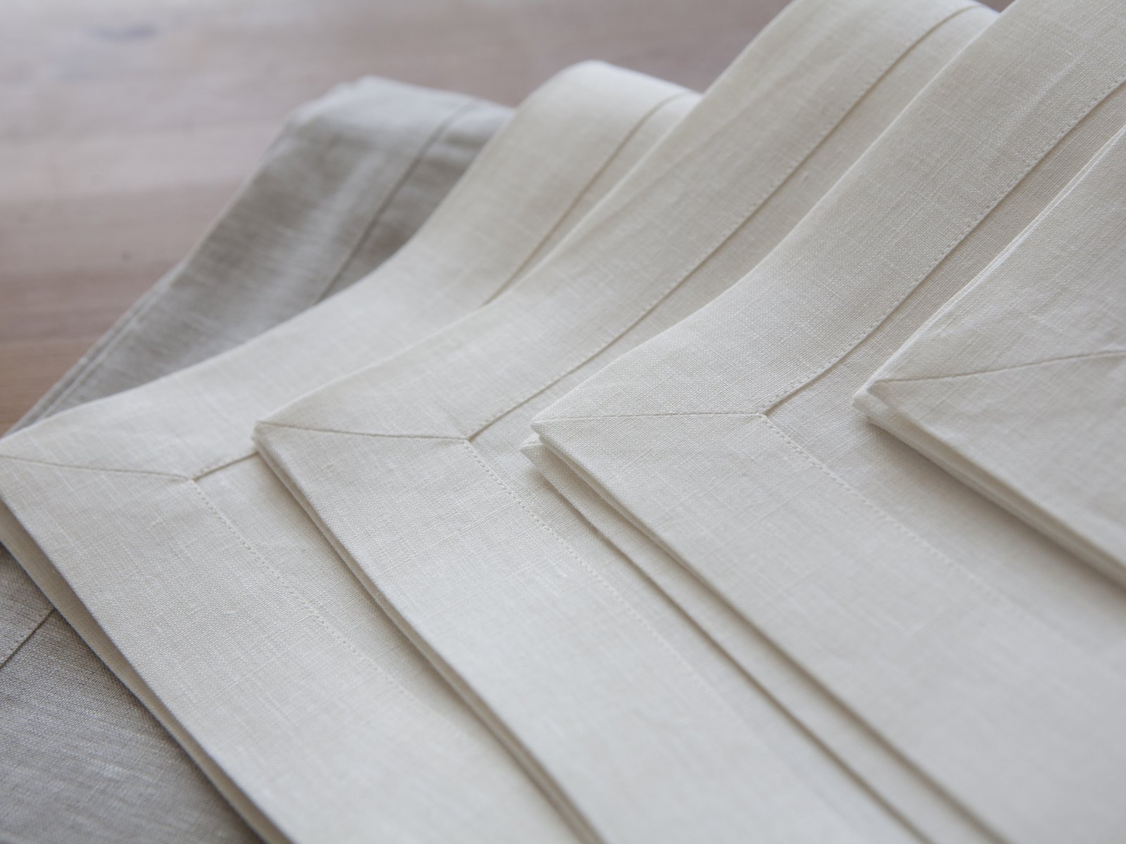 Tischdecke aus weißem Halbleinen mit Hohlsaum von Hoffmann – Bild 3