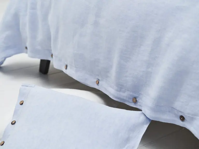 Celeste Buttons Leinen Bettwäsche von Geniksa