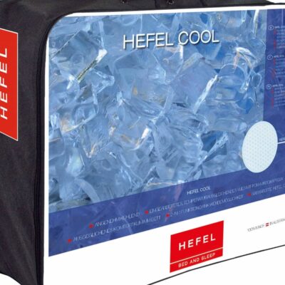 Ein HEFEL Cool Bettwarenpaket mit einem Bild von Eiswürfeln auf der Vorderseite, mit blauen und weißen Farben und dem HEFEL Bed and Sleep Branding am unteren Rand.