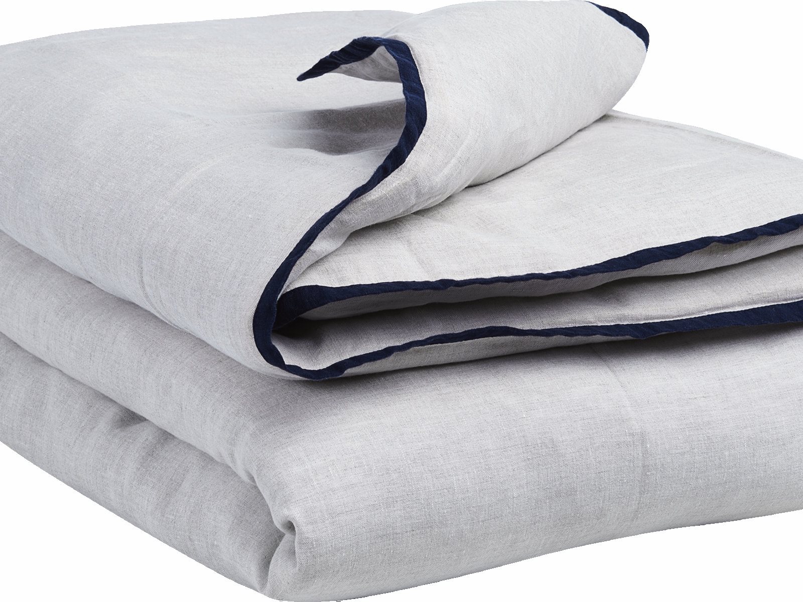 Eine fein säuberlich gefaltete hellgraue Hirundo Leinen Bettwäsche von Geniksa mit dunkelblauer Umrandung wird vor einem weißen Hintergrund präsentiert.
