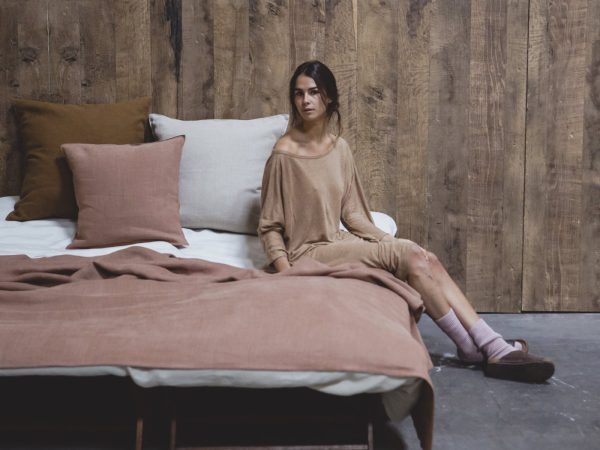 Hudson Fog Leinen Coverlet und Kissen von Libeco