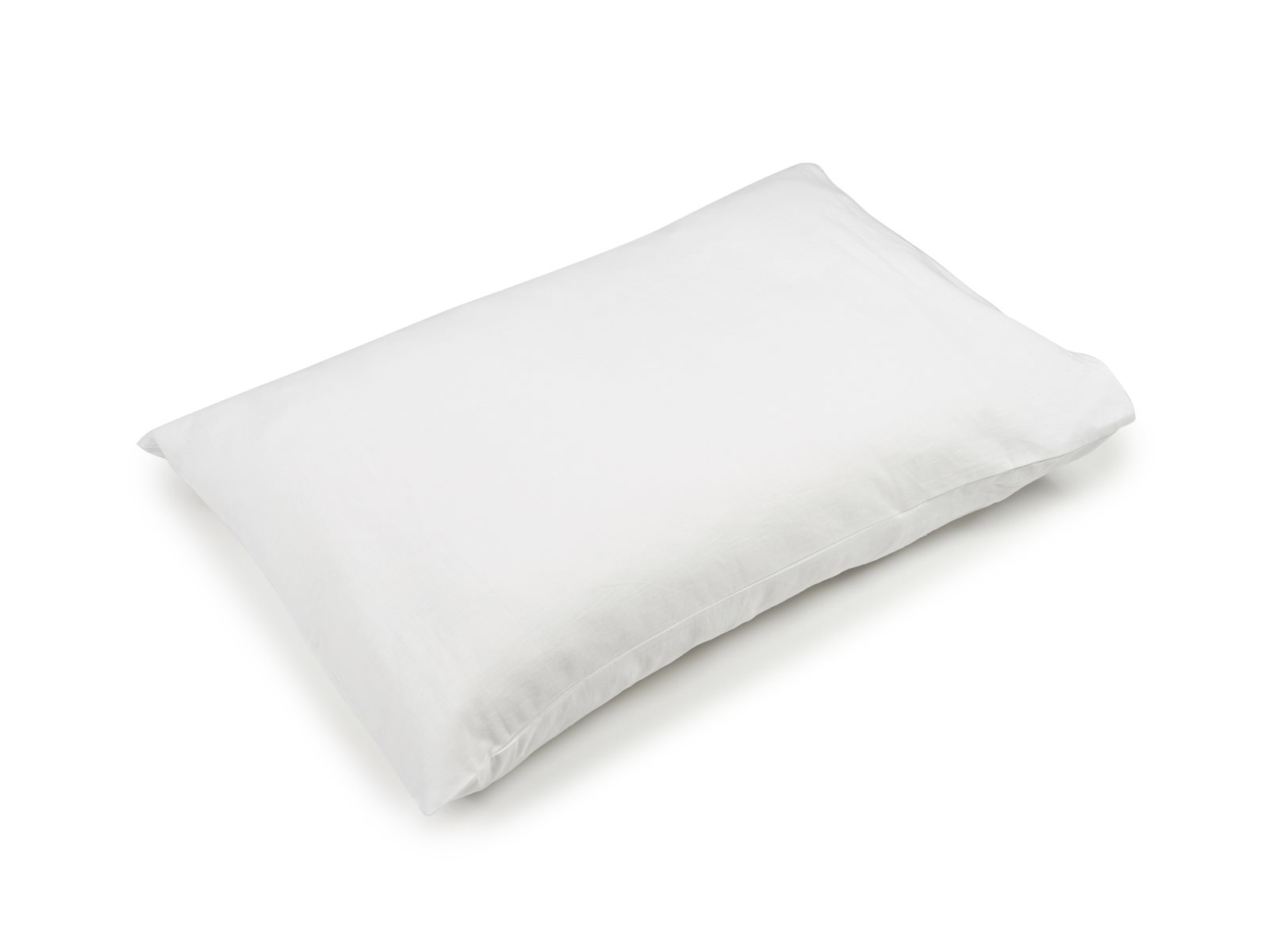 Ein schlichtes weißes Kissen mit einer glatten Hülle, ähnlich wie Madison White Farbige Leinen Bettwäsche von Libeco, ruht auf einem weißen Hintergrund.