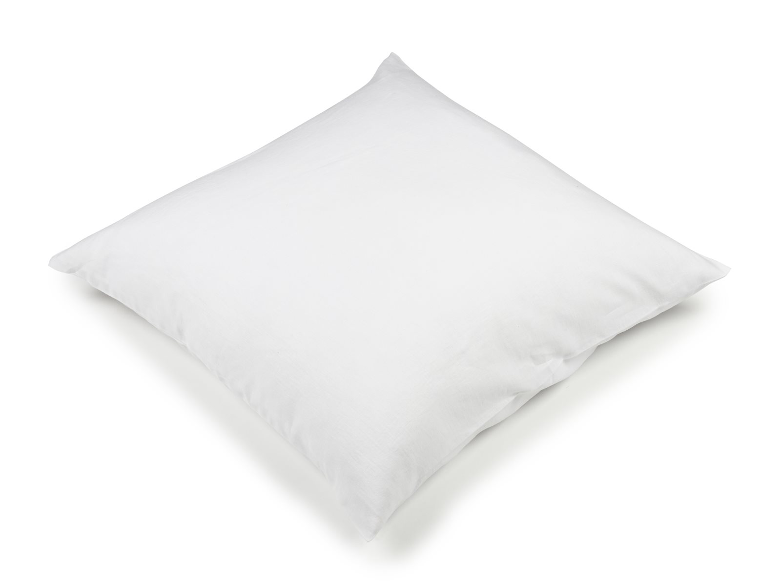 Ein schlichtes weißes Kissen mit glatter Oberfläche ruht auf einem weißen Hintergrund und passt perfekt zur Madison White Farbige Leinen Bettwäsche von Libeco.