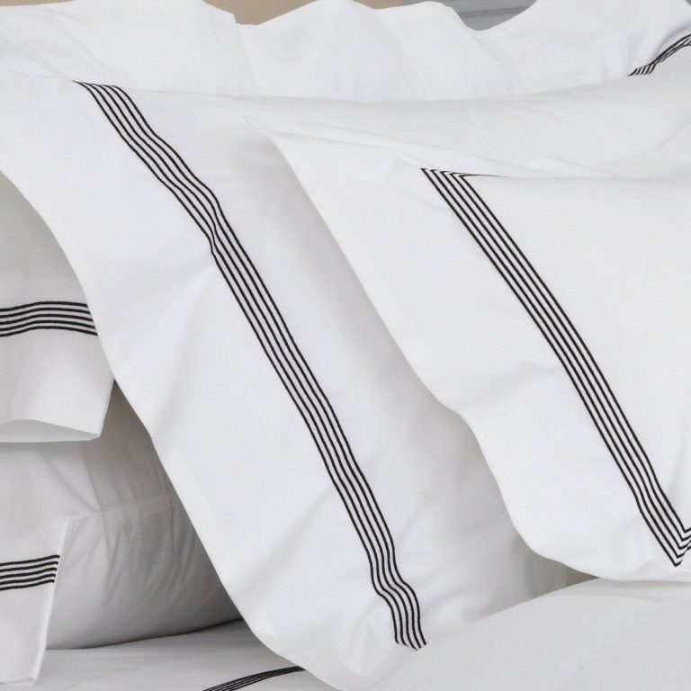 Die Stave Percal 400TC Bettwäsche von Peter Reed zeichnet sich durch weiße Kissen und Laken mit schlichten schwarzen Streifen aus, die ein sauberes, klares und luxuriöses Aussehen für ein poliertes und einladendes Bett schaffen.
