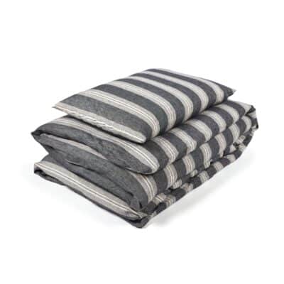 Die Tahoe Reinleinen Bettwäsche von Libeco ist ein ordentlich gefaltetes Bettwäscheset mit Bettbezug und Kissenbezug, das dunkelgraue und hellgraue Querstreifen auf weißem Hintergrund zeigt.