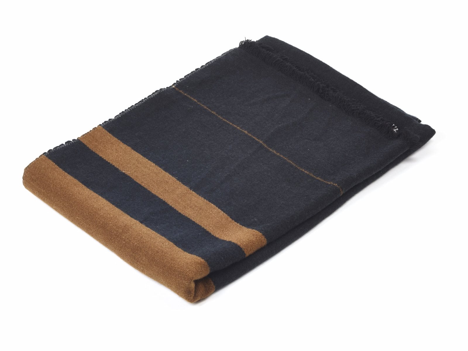 Abgebildet ist ein gefalteter Schal mit breiten braunen und schwarzen Streifen, Fransen an den Rändern, aus Oscar Leinen-Wolle-Mix von Libeco, auf weißem Grund.