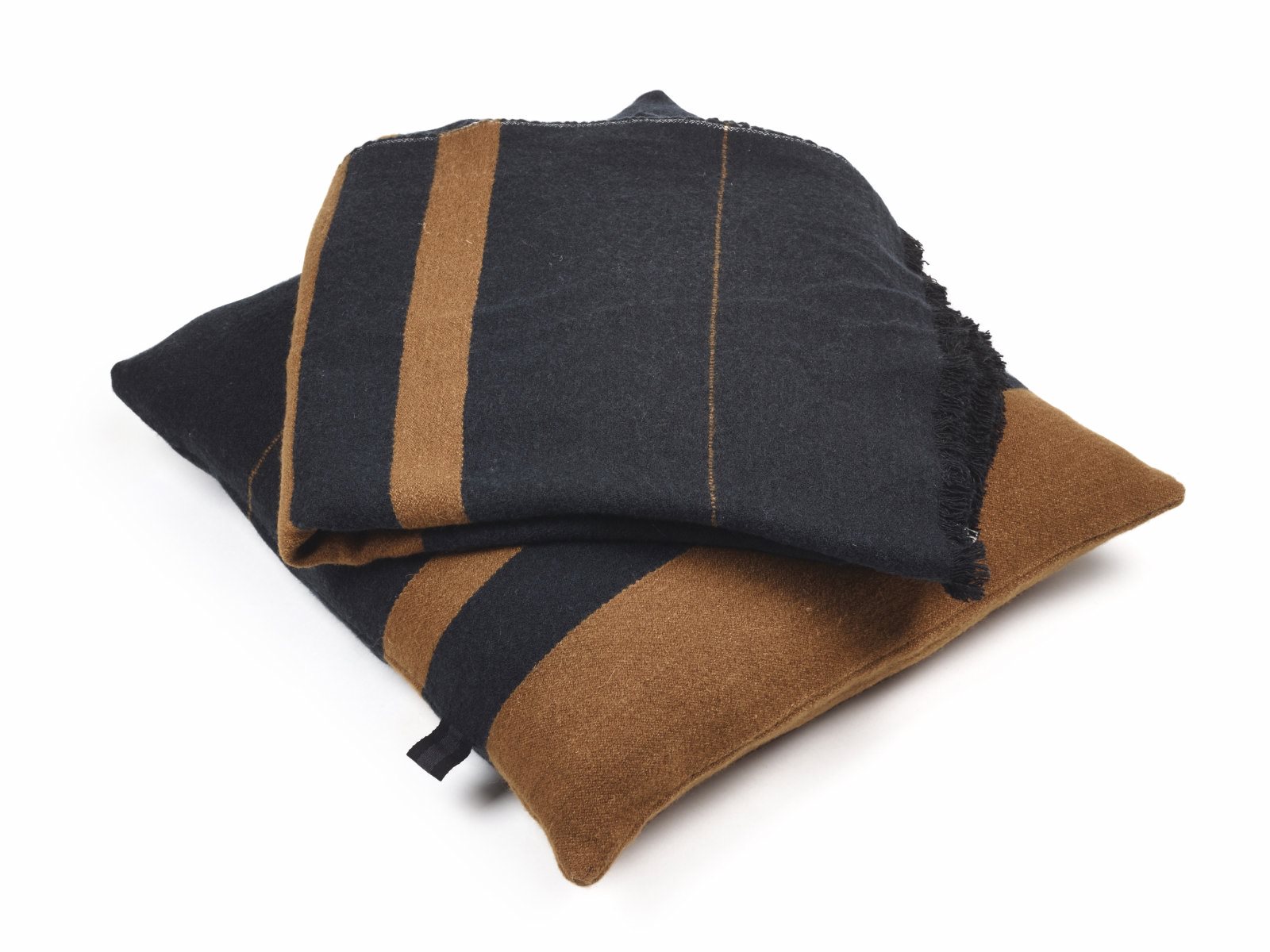 Eine gefaltete braun-schwarz gestreifte Oscar Leinen-Wolle-Mix von Libeco-Decke liegt auf einem passenden Kissen, beide aus dem gleichen weichen Stoff, vor einem weißen Hintergrund.