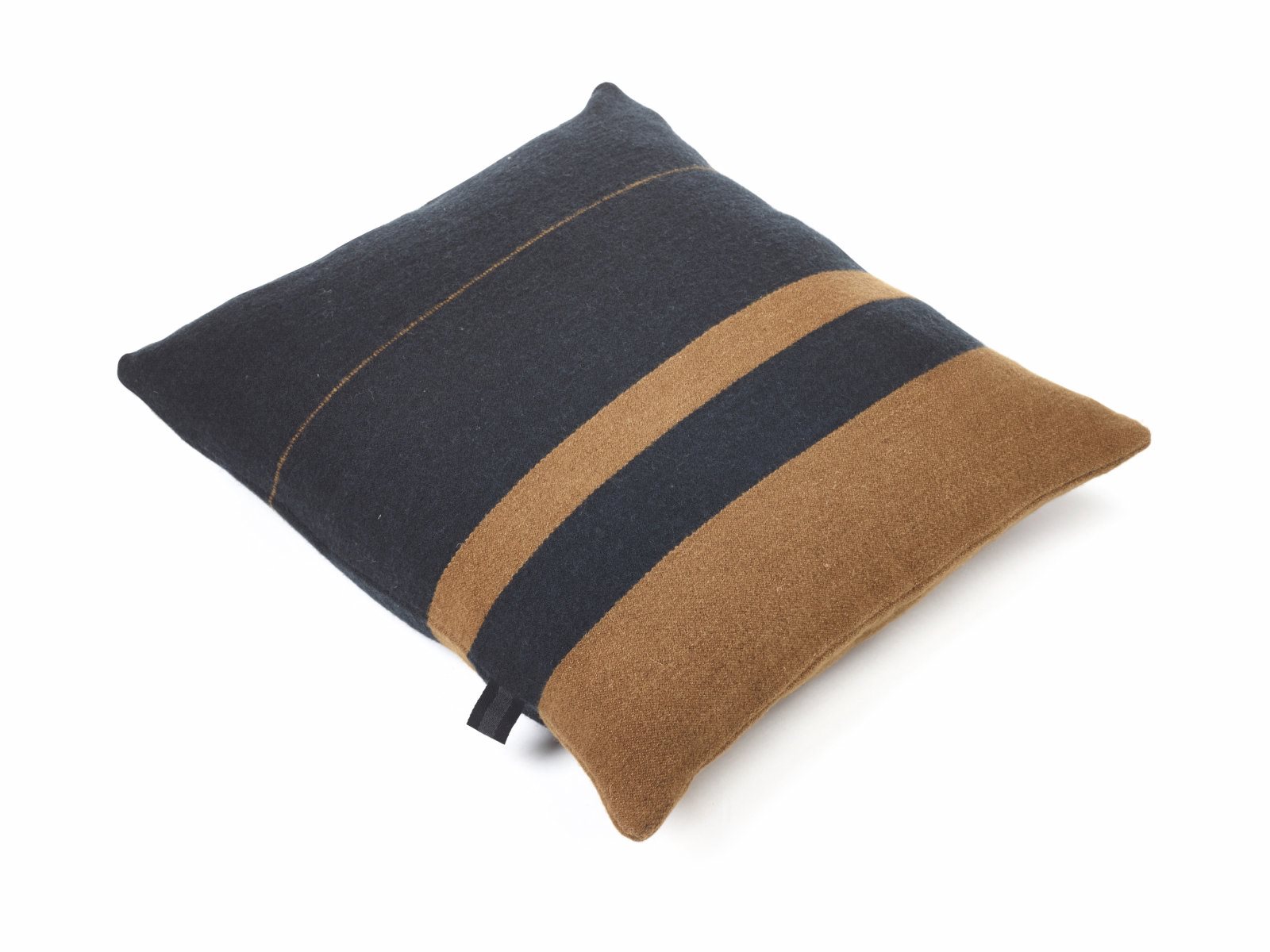 Das quadratische Kissen Oscar Leinen-Wolle-Mix von Libeco zeigt breite, dunkelblaue und braune Streifen auf weißem Hintergrund.