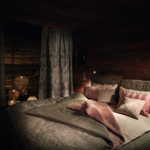 Ein Schlafzimmer mit einem großen Bett und Holzwänden.