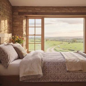 Ein Bett auf einer Farm