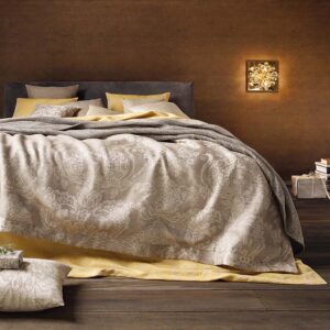 Ein Bett mit Bettwäsche von Leitner Leinen