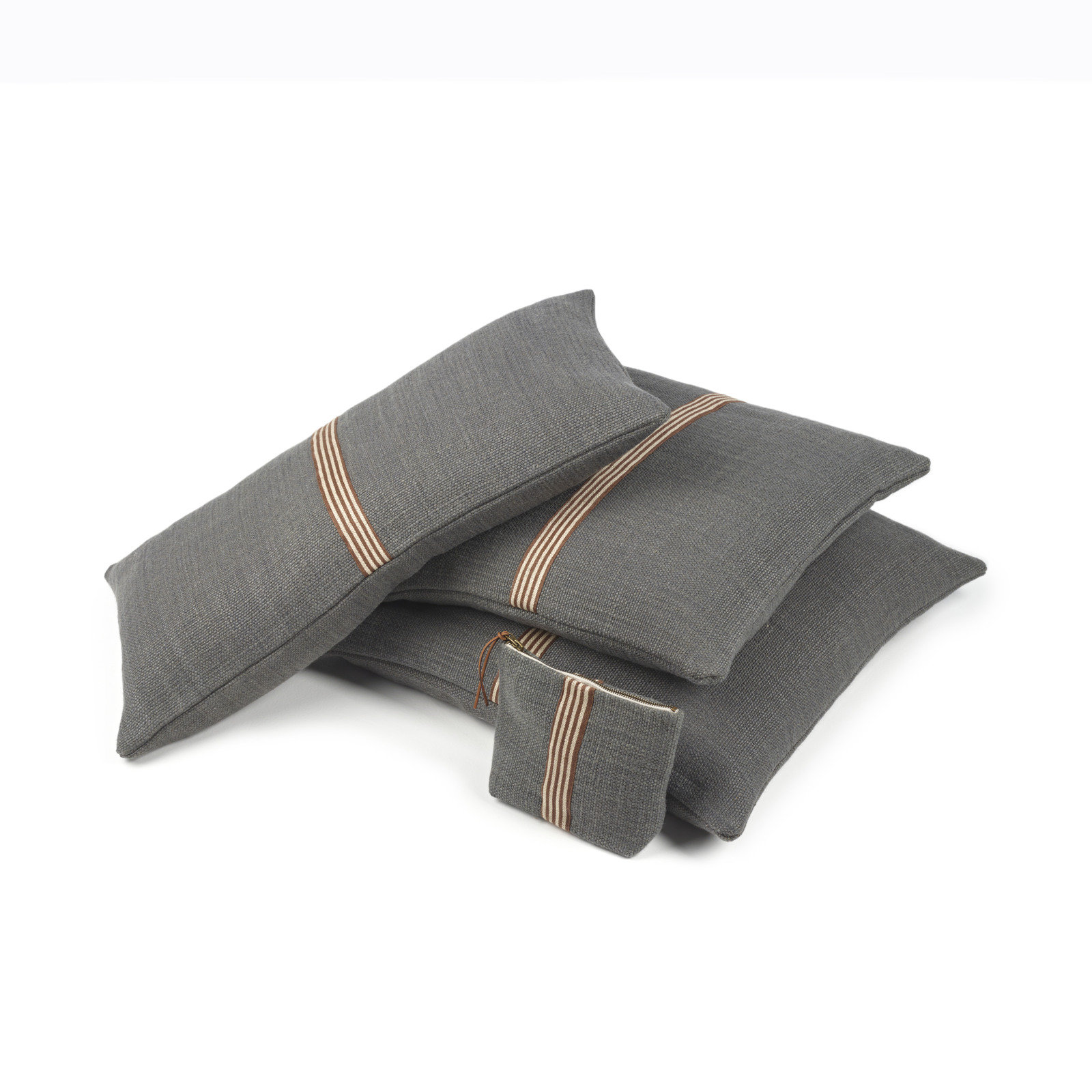 Drei übereinander gestapelte Kissen.