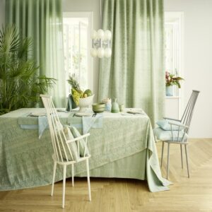 Ein Esszimmer mit Tisch und Stühlen.