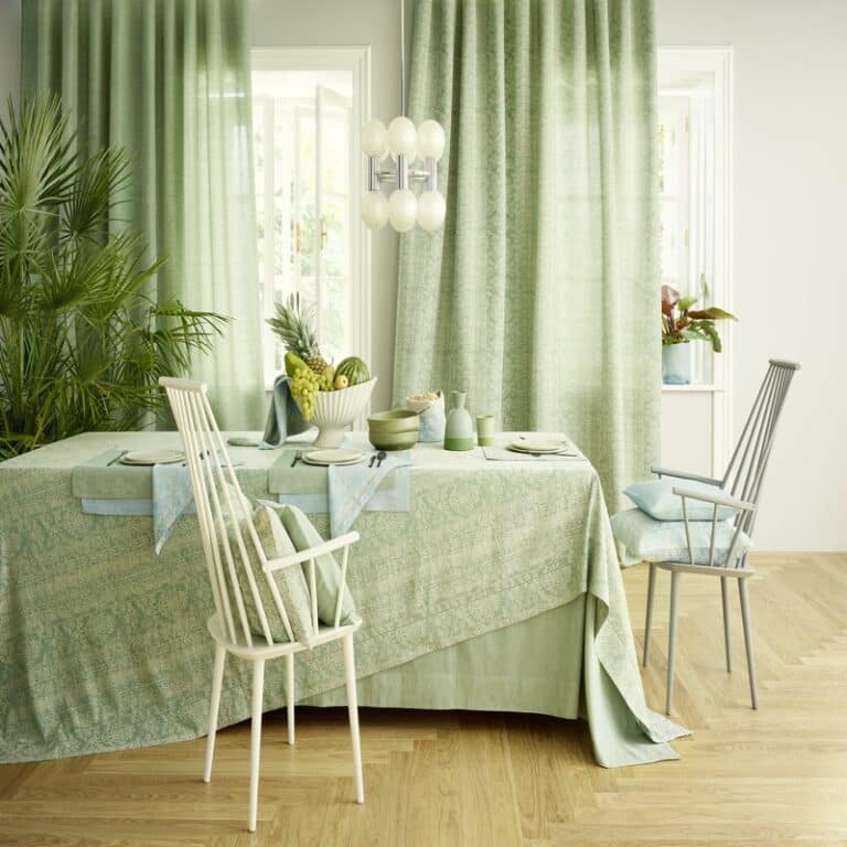 Ein Esszimmer mit Tisch und Stühlen.