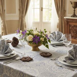 Ein Tisch in einem Zimmer