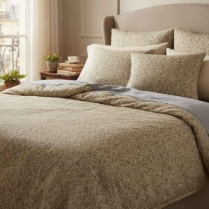 Ein Bett mit Bettwäsche