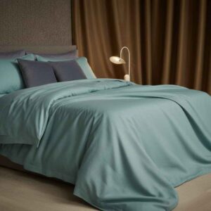 Ein Bett mit Leinen Bettwäsche