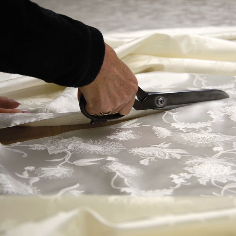Seidenweber Manufaktur in Plauen, Zuschnitt der Maulbeerseide für die Heimtextil-Kollektion Grazia.