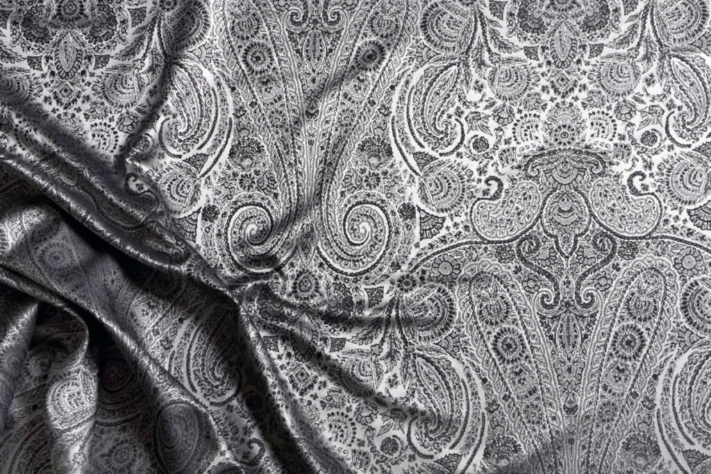 Ein schwarz-weißer Stoff mit Paisleymuster.