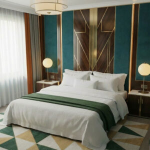 Ein modernes Schlafzimmer mit einem großen Bett in Frigg Halbleinen-Bettwäsche von Schlitzer Leinen, grünen Akzenten, runden Nachttischlampen und geometrischen Wandmustern in Teal, Holz und Gold unter den durchsichtigen Fenstern.