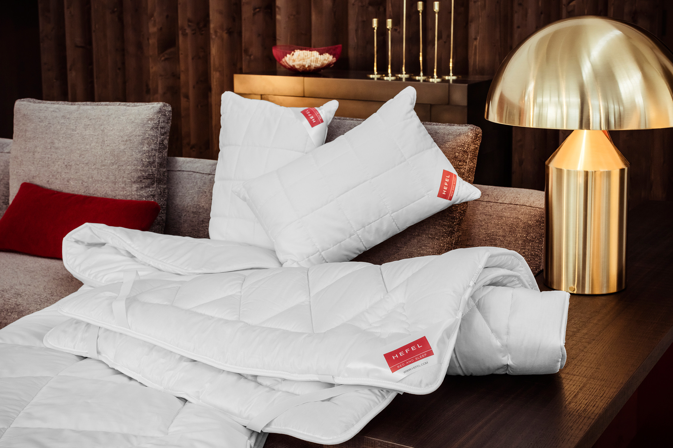 Ein Stapel weißer Kissen, die auf einem Holztisch liegen.