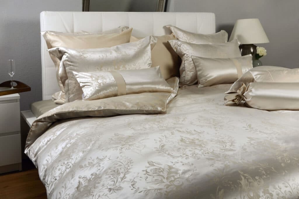 Heritage-Bett mit ruhigem Leinenbezug als Beispiel für gutes Leinen, ob roh oder als Stonewashed Leinen
