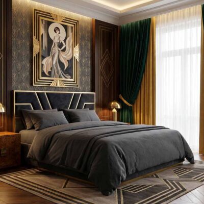 Ein stilvolles Schlafzimmer mit einem dunklen Bett mit Hervör Halbleinen-Bettwäsche von Schlitzer Leinen, geometrisch gemusterten Wänden, goldenen Lampen auf hölzernen Nachttischen, dunkelgrünen und goldenen Vorhängen und einem großen Art-Deco-Porträt über dem Bett.