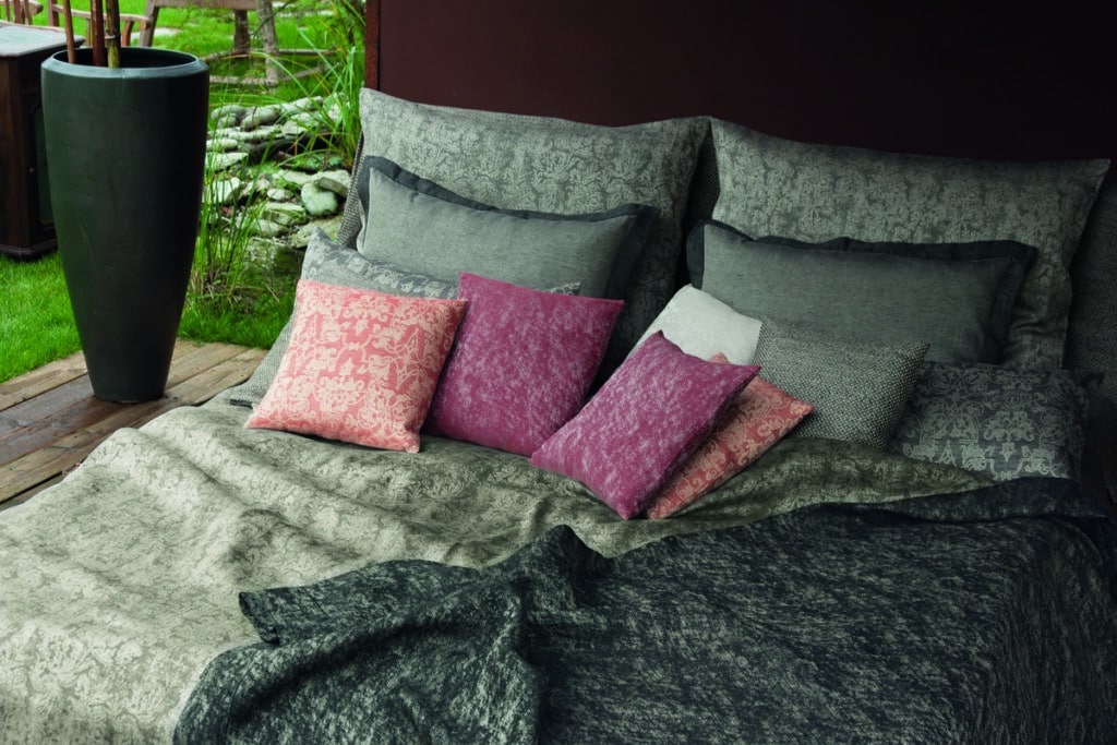 Leitner Leinen Bettwäsche mit Reliefjacquard, weiche Decke und Kissen auf dem Bett.