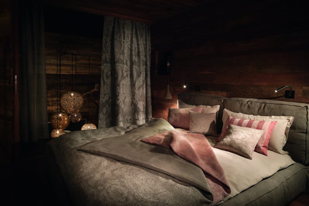 Schlafzimmer mit Leitner Leinen Bettwäsche und Holzwänden, Reinleinen in voller Webbreite.