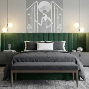 Ein Schlafzimmer mit einem grünen Kopfteil und einem grauen Bett.