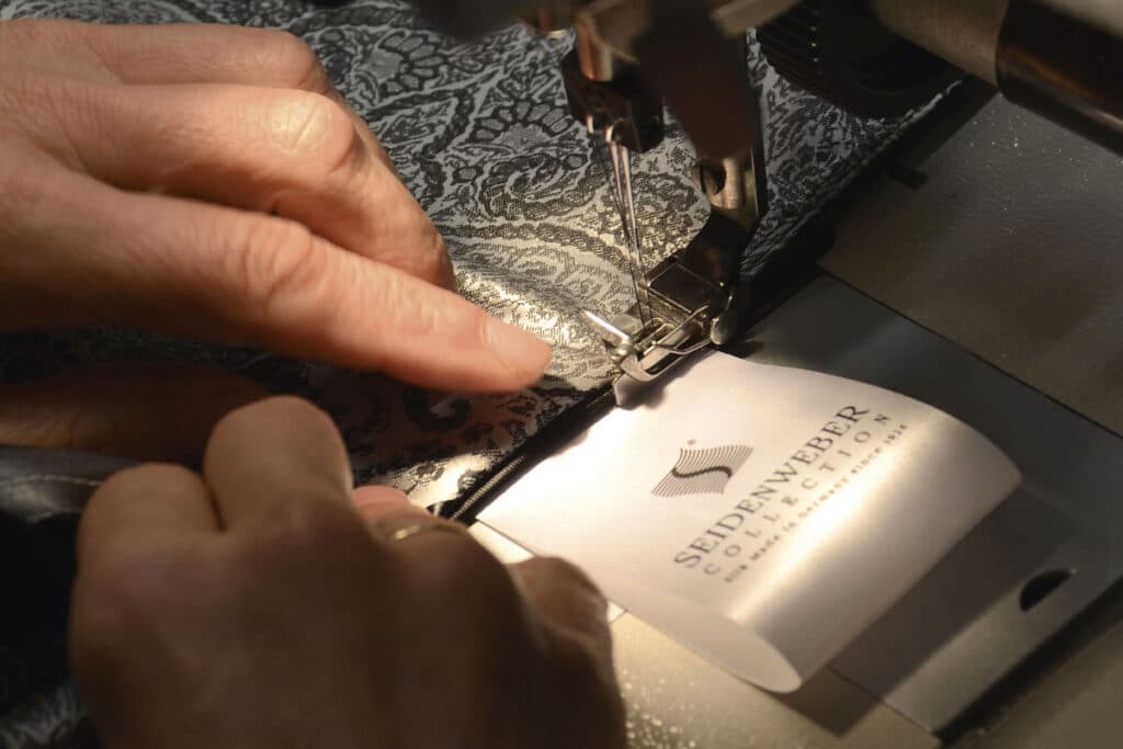 Eine Person, die an einer Maschine mit einem Blatt Papier arbeitet.