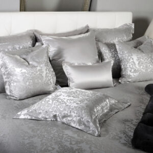 Ein Bett mit einem Haufen Kissen oben drauf.