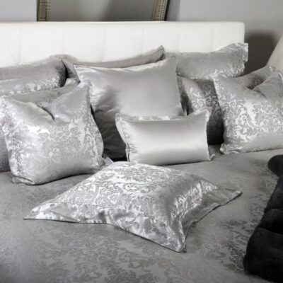 Ein Bett mit einem Haufen Kissen oben drauf.