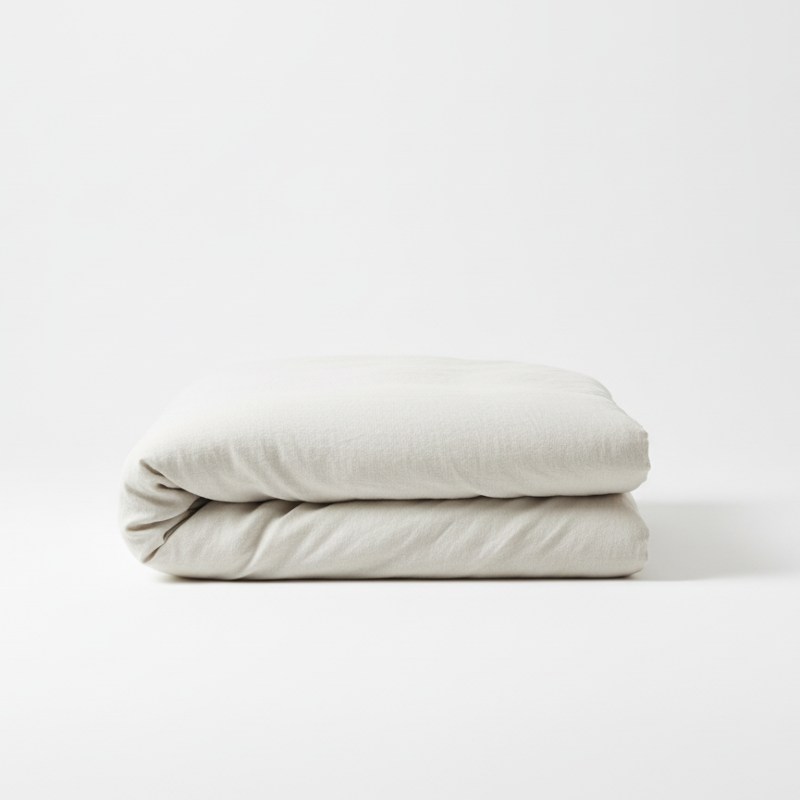 Eine weiße Decke, die übereinander gefaltet ist.