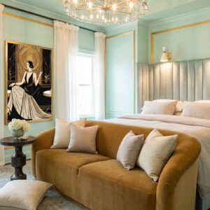 Ein Schlafzimmer mit einem großen Bett und einem Kronleuchter.