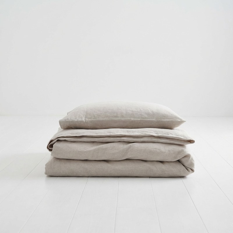 Ein Stapel von Kissen auf einem weißen Boden.