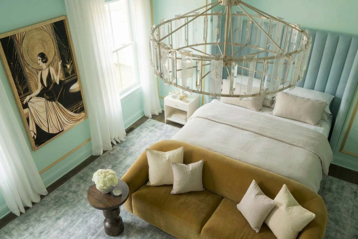 Ein Schlafzimmer mit einem Bett, einer Couch und einem Kronleuchter.