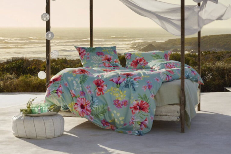 Ein Bett mit Baldachin direkt am Meer.