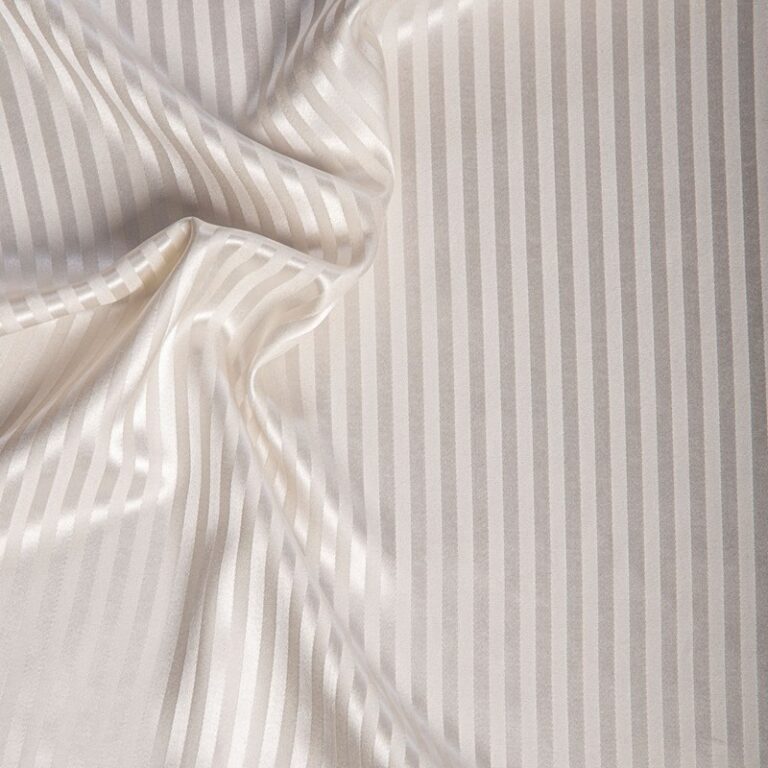Eine Nahaufnahme eines weiß und grau gestreiften Stoffes.