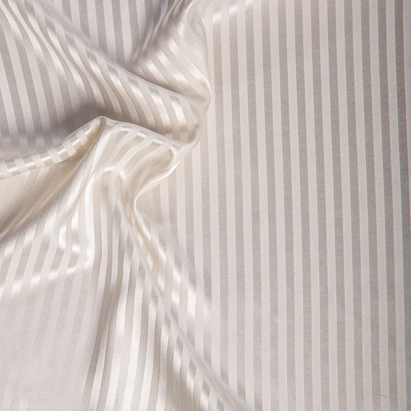Eine Nahaufnahme eines weiß und grau gestreiften Stoffes.