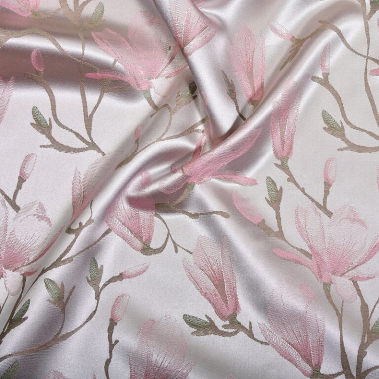 Eine Nahaufnahme einer rosa Blume auf weißem Hintergrund.