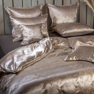 Ein Bett mit einem Haufen Kissen oben drauf.