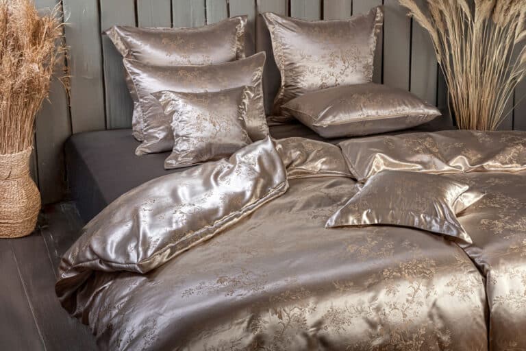 Ein Bett mit einem Haufen Kissen oben drauf.