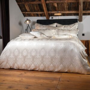 Ein Bett mit einer weißen Bettdecke und Kissen.