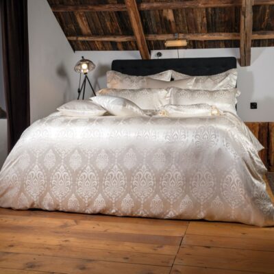 Ein Bett mit einer weißen Bettdecke und Kissen.