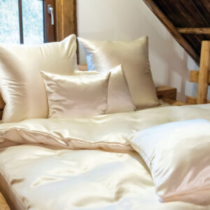 Ein Bett, auf dem einige Kissen liegen.