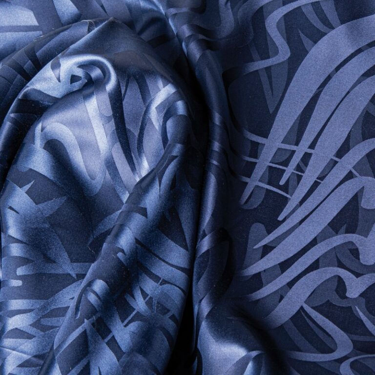 Eine Nahaufnahme eines schwarz-blauen Stoffes.