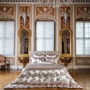 Ein großes Bett, das in der Mitte eines Raumes steht.